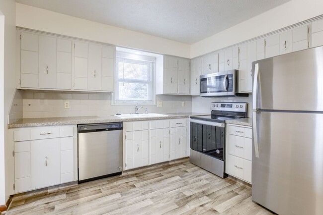 Building Photo - Charming Must See 3 Bedroom!!