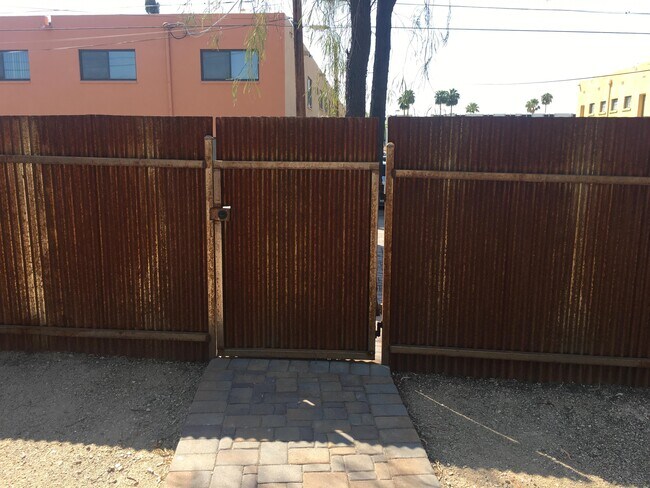 Foto del edificio - 1030 E 7th St