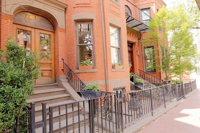 Building Photo - 256 W Newton St