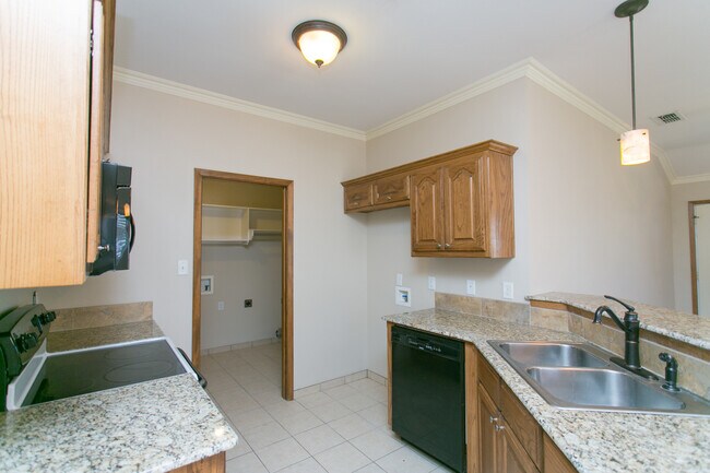 Foto del edificio - 16150/16152 Rolling Meadows Dr.