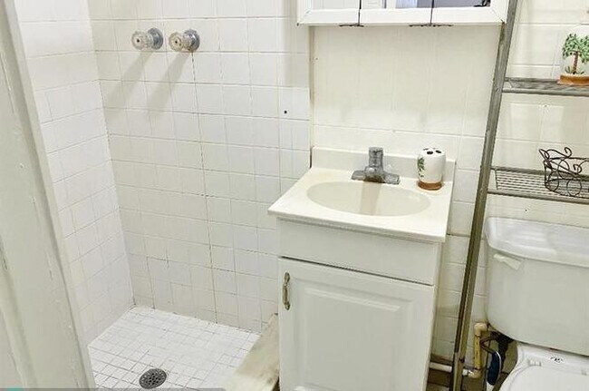 Foto del edificio - Cozy efficiency for rent  with a pool