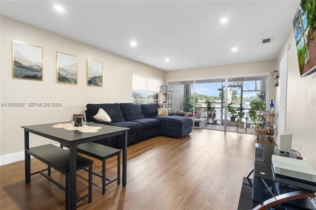 Building Photo - 796 Banks Rd