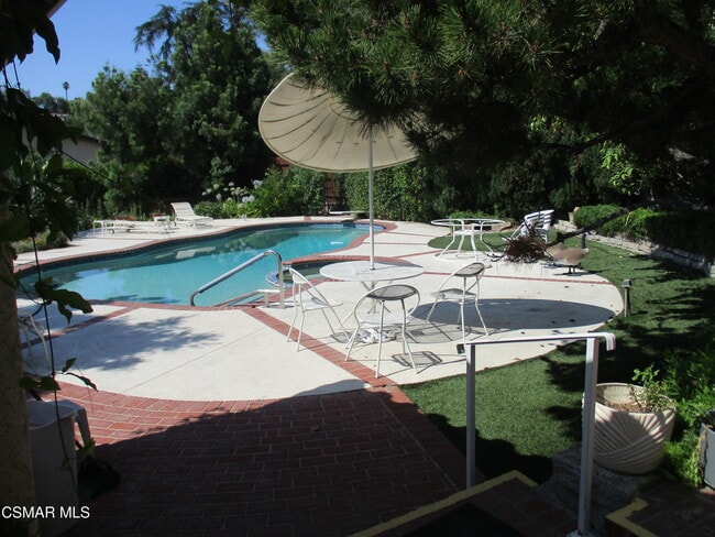 Foto del edificio - 5042 Llano Dr