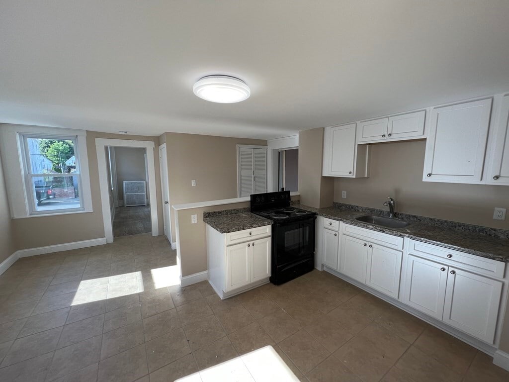 16 Lyon St Unit A, Lowell, MA 01852 Room for Rent in Lowell, MA