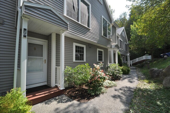 Foto del edificio - 181 Riverside Townhouses Rd