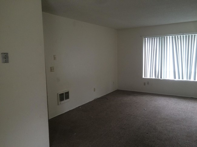 living room - 959 7th Ave