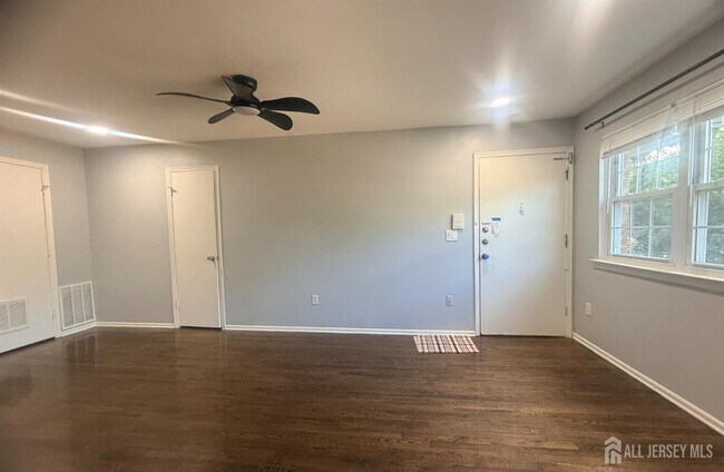 Building Photo - 128 College Dr