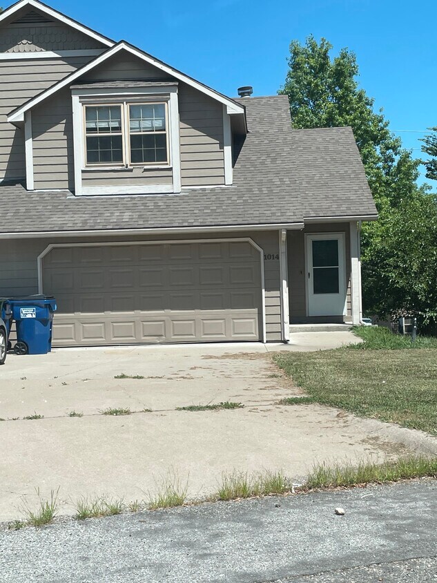 1014 Alma Dr, Lawrence, KS 66049 Townhome Rentals in Lawrence KS