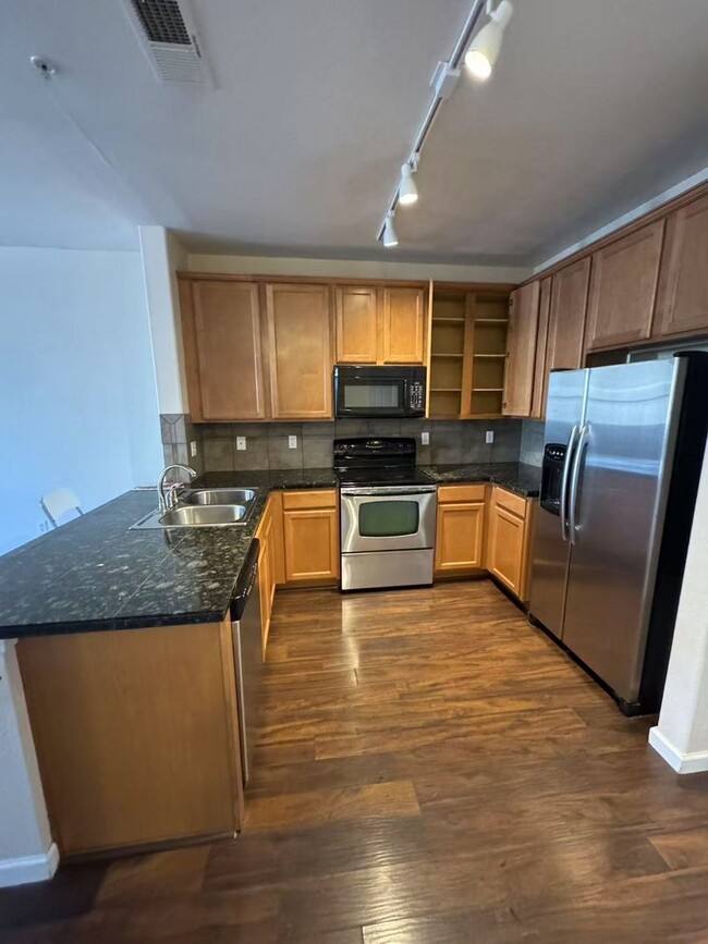 Building Photo - Comfort 1 bedroom Condo in Englewood