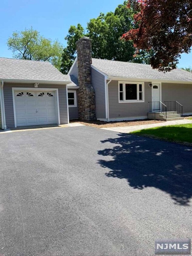 Primary Photo - 4 Lakeshore Dr