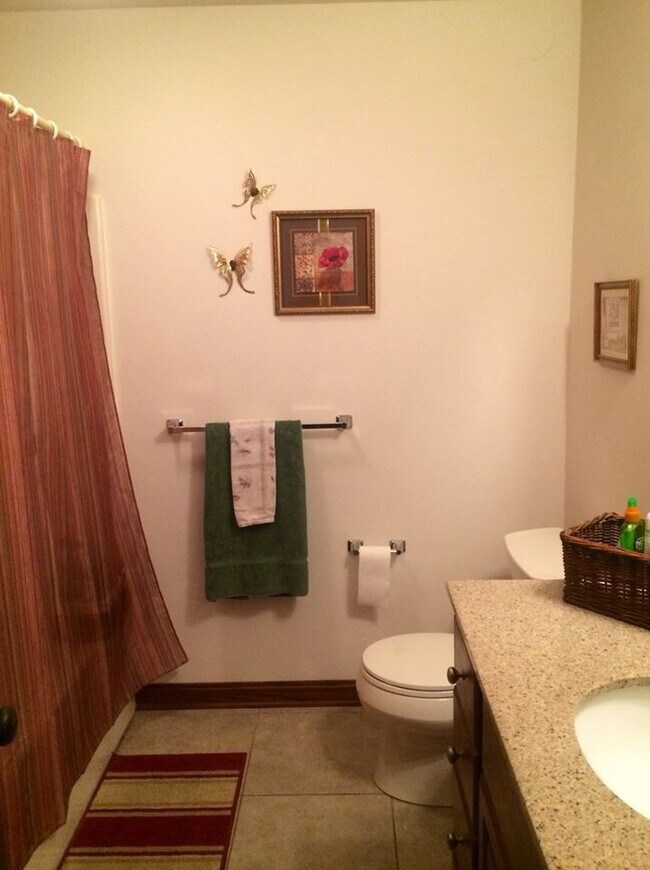 Bath - 907 Lowell Ave