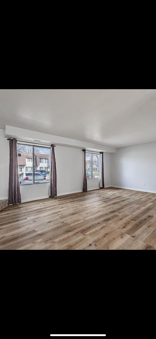 Building Photo - 329 E 60th Dr