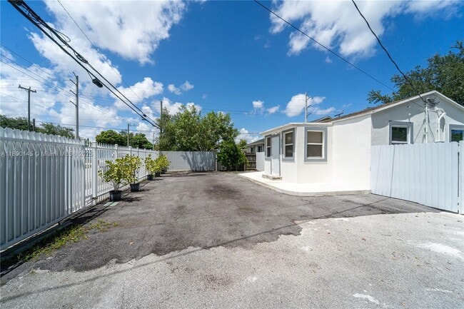 Foto del edificio - 5725 NW 24th Ave