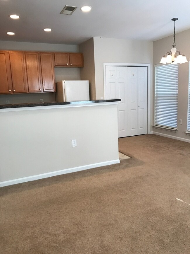 Building Photo - Adorable 1 bedroom 1 bath condo with garage located in Cotwold Park