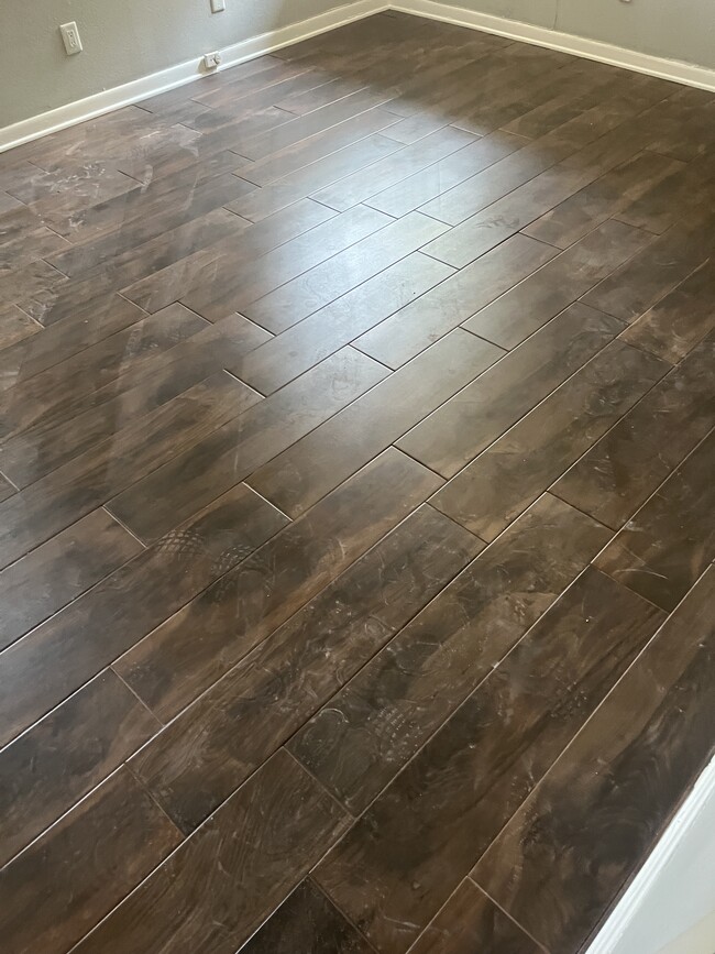 Deep clean has been done since this pic. This is NEWLY installed *CERAMIC*. - 2049 Horton Ave