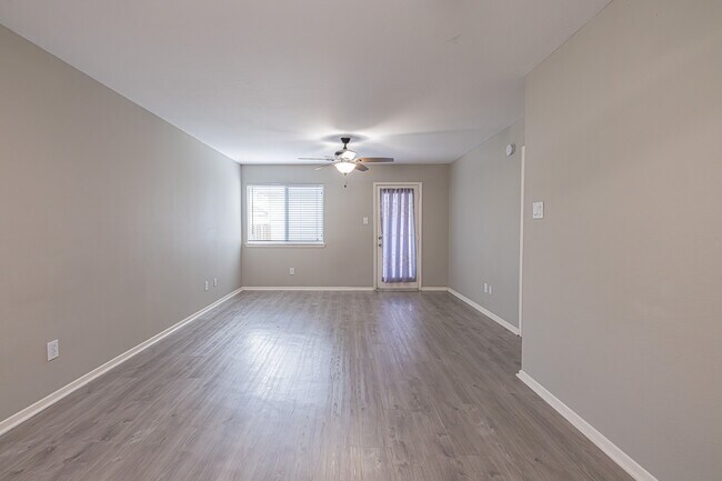 Foto del edificio - 6210 Lone Prairie Way