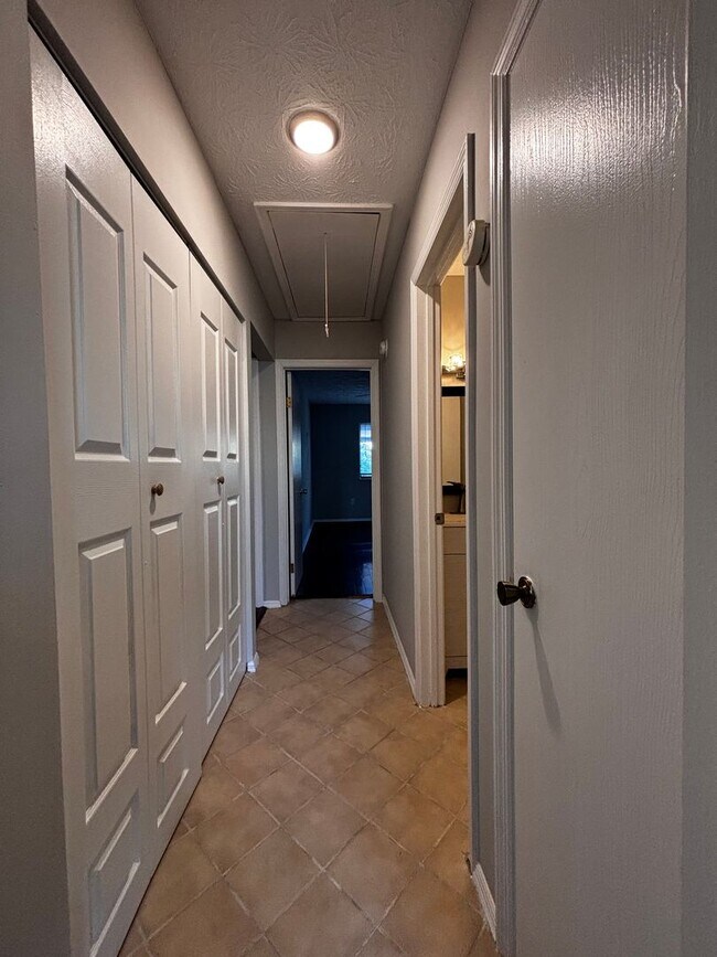 Building Photo - Newly Renovated 2 bedroom 1.5 bath condo!