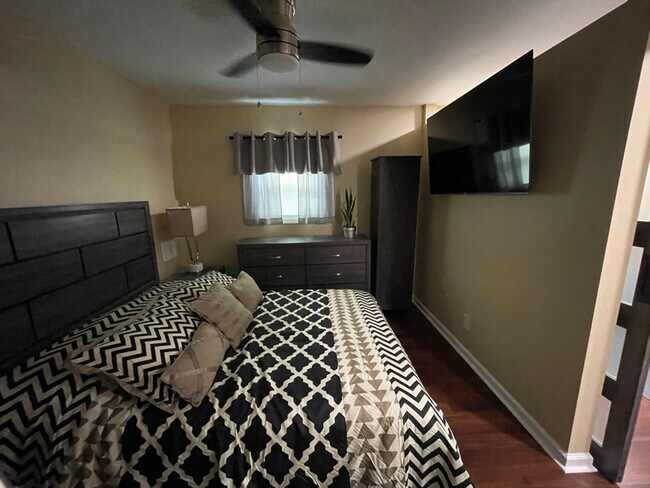 Building Photo - 115 Ivy log Pl