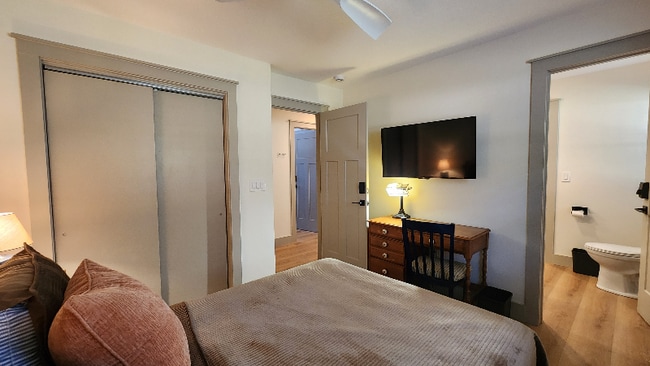 Building Photo - 1704 S Forest Dr