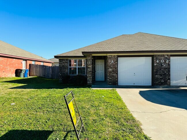 Foto del edificio - 402 Primrose Dr