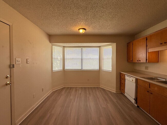 Foto del edificio - AVAILABLE NOW!