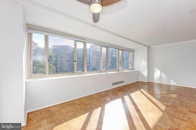 Foto del edificio - 4101 Cathedral Ave NW