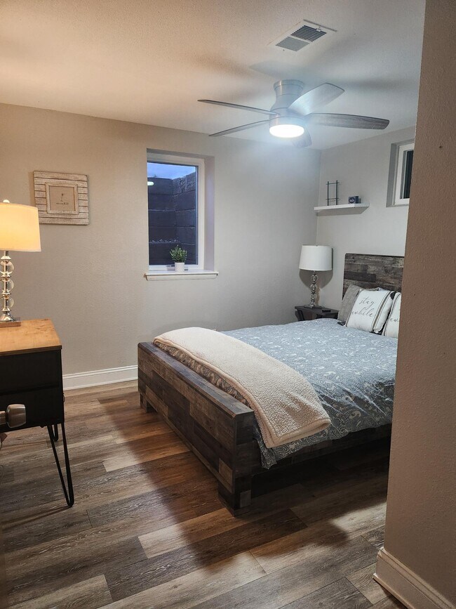 Foto del edificio - 1761 E 105th Pl