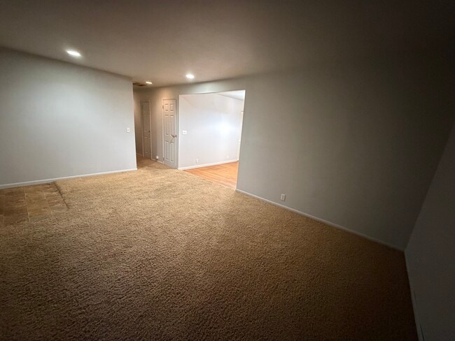 Building Photo - 513 Dawn Ave