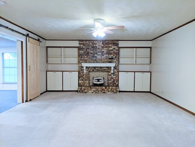 Building Photo - 1024 W Pecan St
