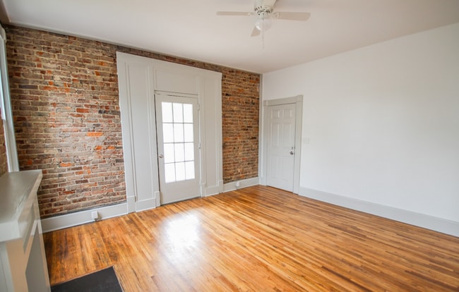 Building Photo - Now Available! 2 Bedroom 1 Bathroom in Hig...