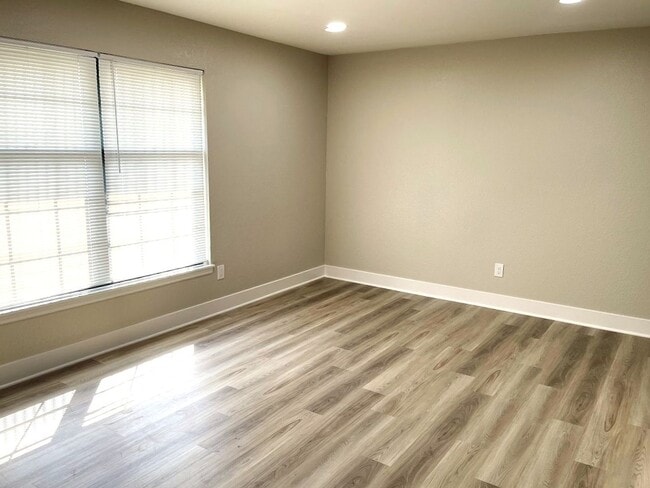 Building Photo - 2100 SW 9 St