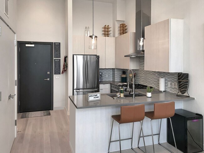 Foto del edificio - $0 DEPOSIT OPTION. GORGEOUS STUDIO IN 1616 SOUTH AT PLATT PARK