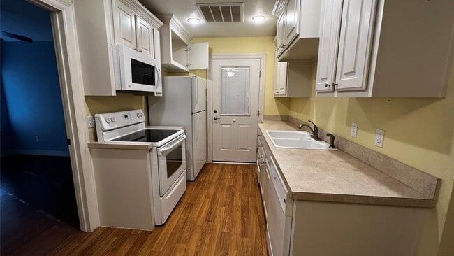 Building Photo - 1825 Glenway Dr