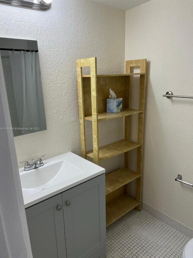 Foto del edificio - 1300 Moffett St