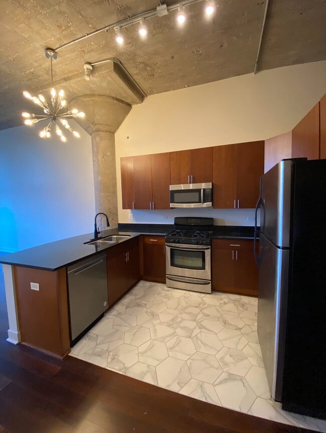 Building Photo - 320 E 21st St