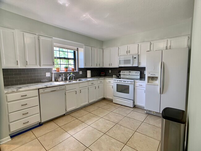 Building Photo - 14101 west 88th terrace