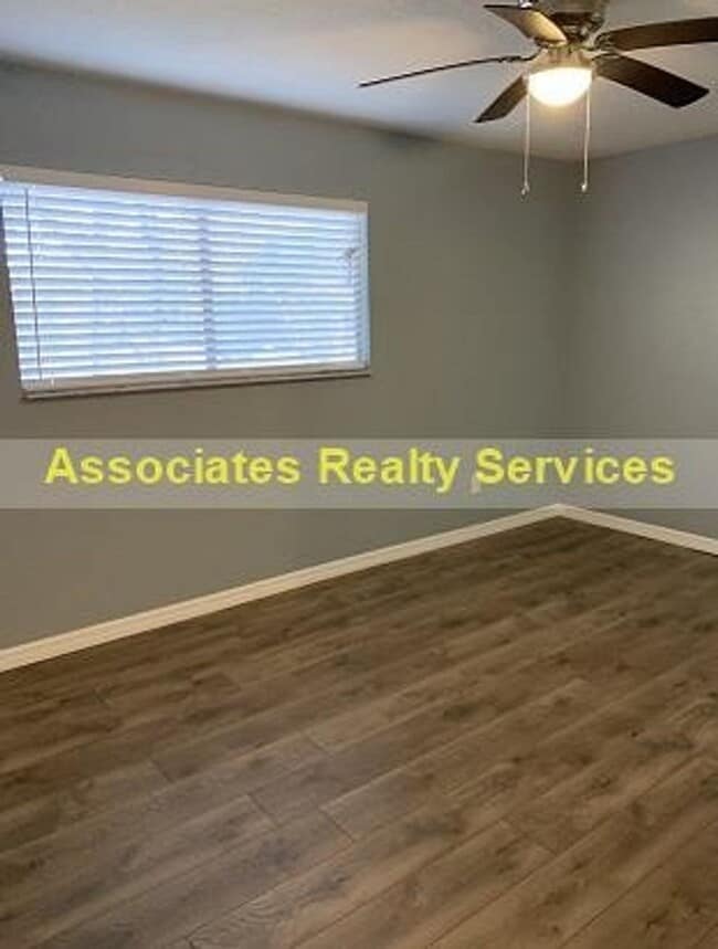 Building Photo - 2 Bed/2.5 bath End Unit Town home!  LOOK !!!