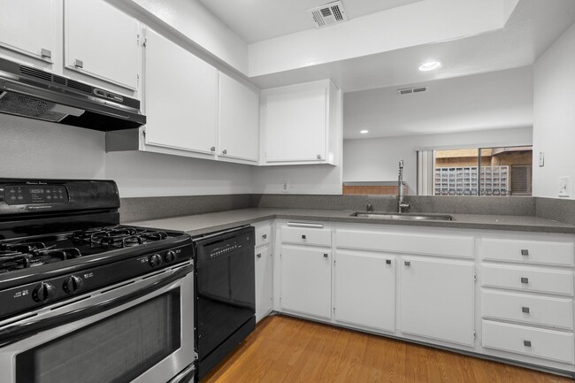 Foto del edificio - Stylish Pasadena Townhome: 2 Bedrooms, Upd...