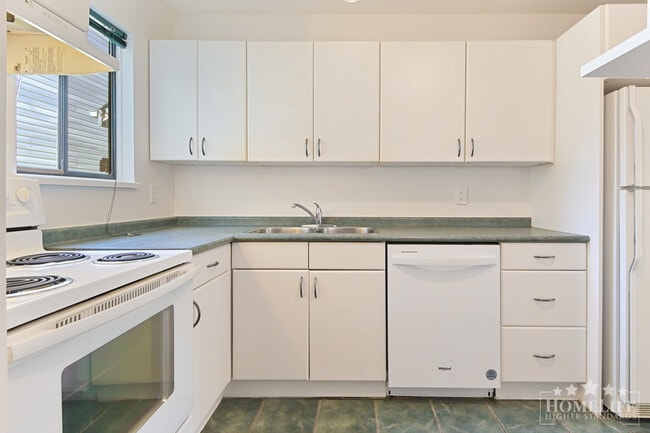 Building Photo - Spacious 2 Bedroom Townhouse with Private Fenced Deck at Hyland Creek Estates