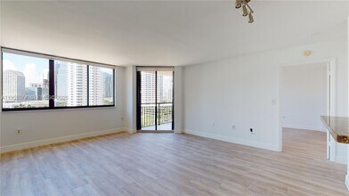 Building Photo - 540 Brickell Key Dr