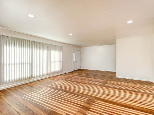 Foto del edificio - 3316 Brookmeade Dr