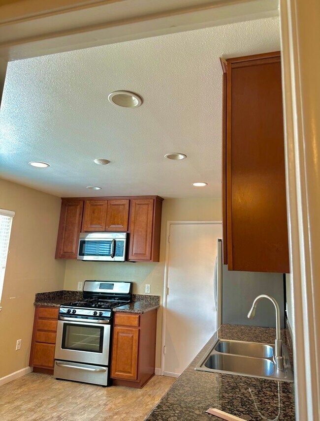 Building Photo - COMING SOON! $2500 / 2 BR WONDERFULLY REMO...