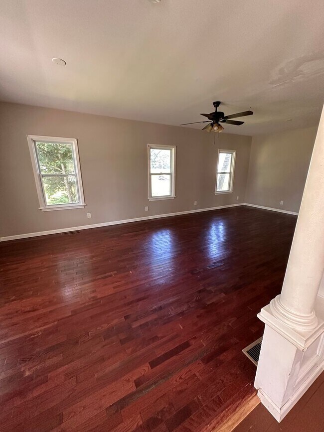 Foto del edificio - 5 Bedroom/1 bath Single family house