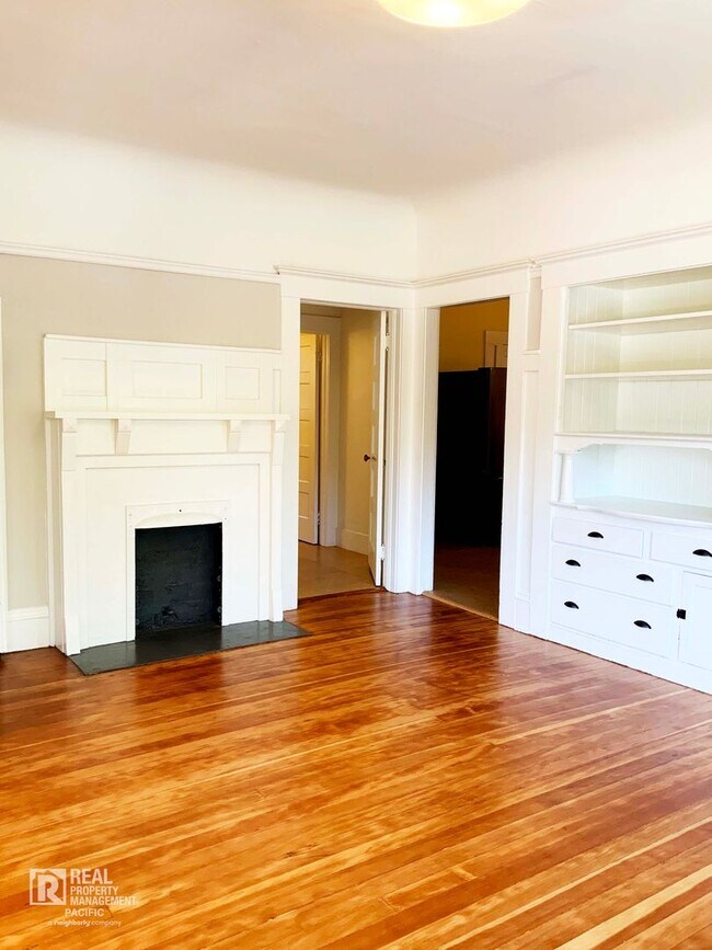 Foto del edificio - Spacious 4 Bedroom / 1.5 Bath near UC Campus