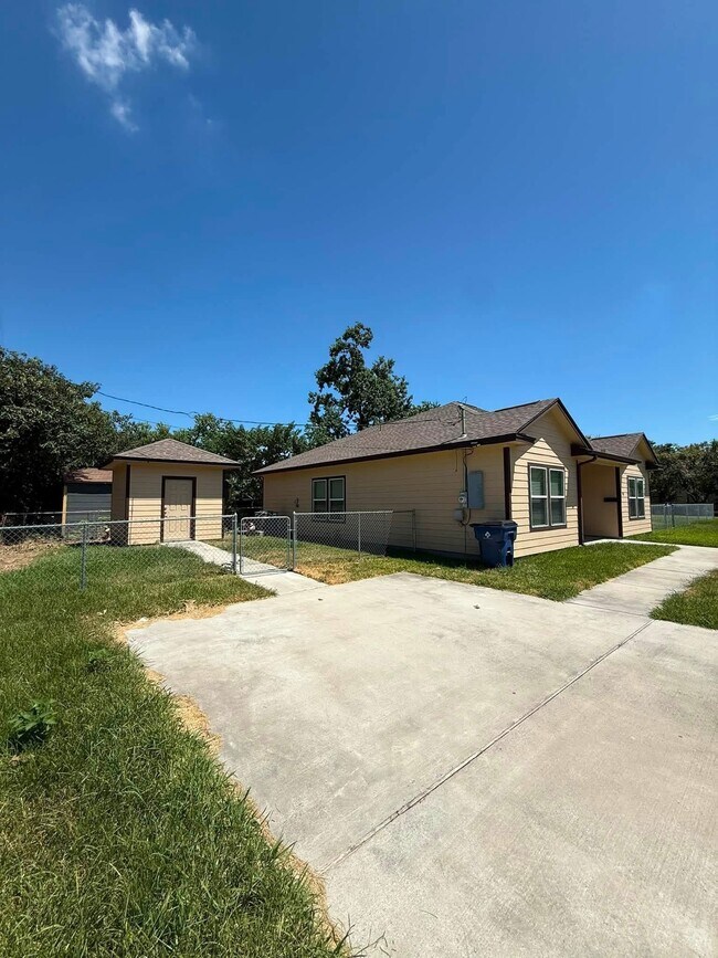 Building Photo - 1140 2nd Ave N