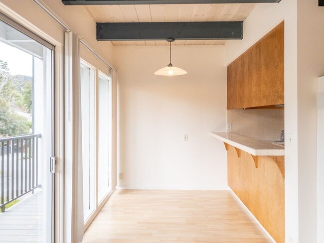 Building Photo - Tranquil Top Floor 1BR/1BA Unit! Large Private Balcony! Tam Valley! Parking! Laundry! Storage! PR...