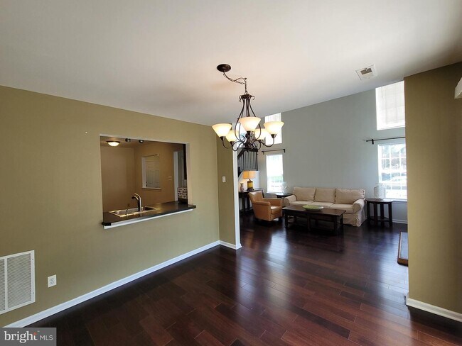 Building Photo - 41 Honey Locust Ln