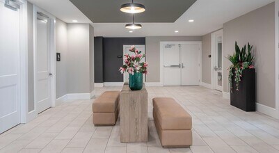 Building Photo - 2425 Bell St Building Photo - 2425 Bell St