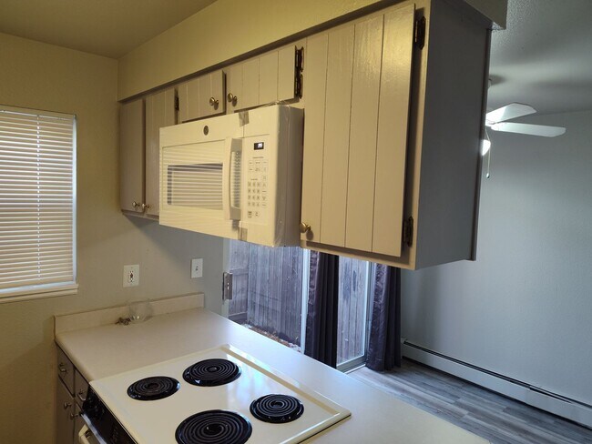 Foto del edificio - 3 Bed / 2.5 Bath Townhome in Longmont – $1,795/month