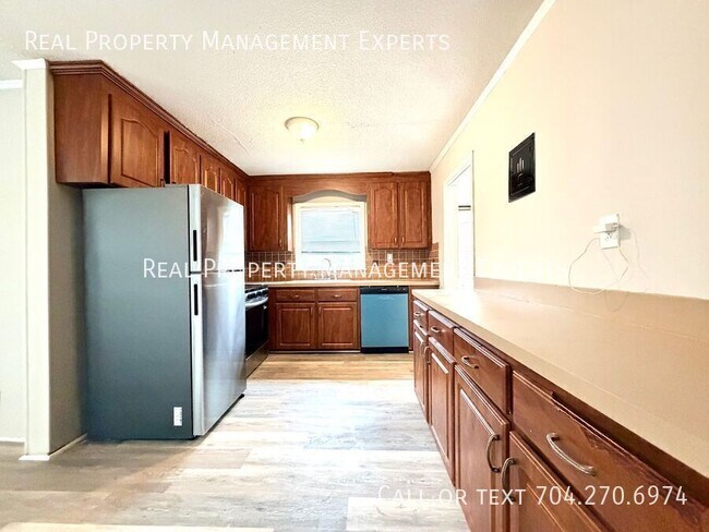 Foto del edificio - 3930 Carlyle Dr